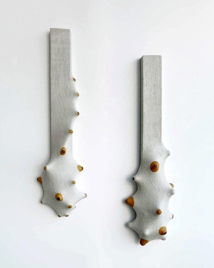 “Amelia”, 2024, wood, fabric, resin and various materials, 78 x 20 x 14 cm by Julio Primeiro, exhibited at Domio Gallery.